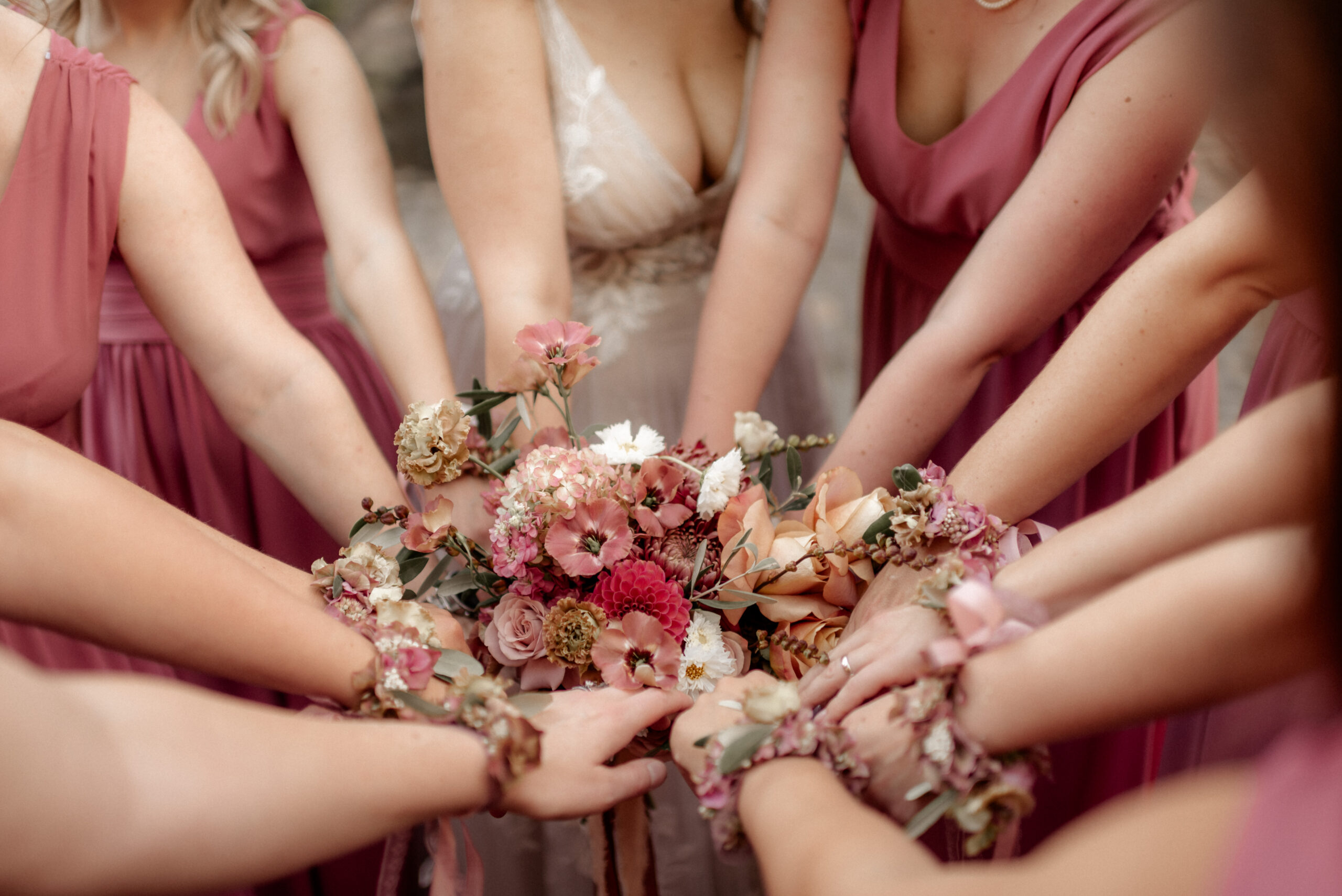 Brautjungfern Boho-Hochzeit. Floristik Brautjungfern. @marlene.fichtner